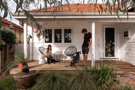 Keep It Green—1950s Perth Weatherboard Extension | green magazine 1950s Weatherboard House Australia, Weatherboard Extension, 1950 House Exterior, Concrete Extension, Weatherboard Exterior, Weatherboard Cottage, Houses Australia, Brick Planter, Green Magazine