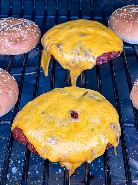 Smoked Cheeseburgers Smoked Cheeseburgers, Smoked Hamburgers, Smoked Burgers, Smoked Recipes, Pellet Grill Recipes, Grilled Dinner, Dinner At Home, Chopping Block, Summer Grilling