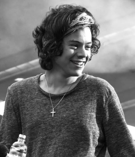 Prince Hair, Harry Styles Pictures, Edward Styles, Harry Edward Styles, Larry Stylinson, White Photo, One Direction, Harry Styles, My Life