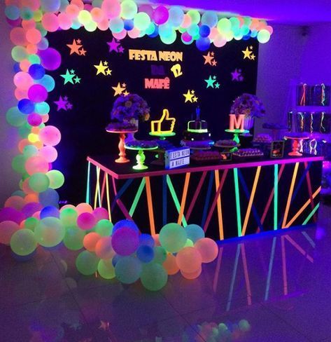 Centros de mesa flúorescente | Temática decoración Neón Glow In Dark Party, Neon Birthday Party, Glow Birthday Party, Fest Temaer, 80s Theme Party, Halloween Fest, Neon Birthday, Blacklight Party, Glow Birthday