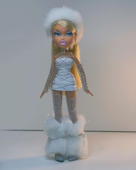 Brats Dolls Outfit Ideas, Brats Doll Costume, Fur Birthday Outfit, Bratz Sasha Outfit, Bratz Snow Outfits, Winter Bratz Outfits, Bratz Costume Halloween Ideas, Latina Bratz Doll, Bratz Doll Dress To Impress