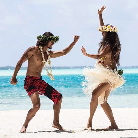 Ori Tahiti 🐚🎶 📷 : @gregnagelphoto #polynesian #dancing #islandlife #beach French Polynesian Islands, Ori Tahiti, Polynesian People, Tahitian Dance, Polynesian Dance, Hawaiian Woman, Beach Illustration, Hula Dancers, Publication Instagram