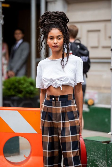 Street Style - New York Fashion Week September 2019 - Day 4 New Orleans Style Outfit, Crop Tops With Jeans, Crop Tops Outfits, Sharon Alexie, Tops With Jeans, Dreads Styles For Women, Stylish Crop Top, Top Street Style, Trendy Crop Tops