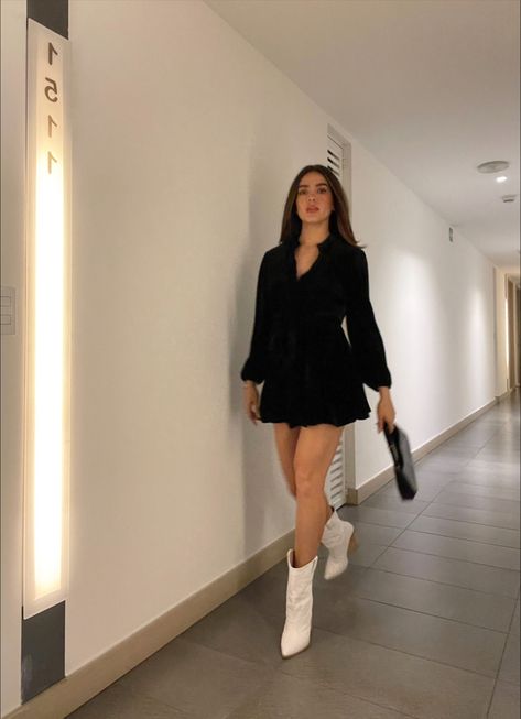 Outfit Bota Vaquera, Outfit Botines Blancos, Black Dress White Boots, Outfit Para Fiesta Casual, Outfits Botas Blancas, Outfit Palenque, Botas Blancas Outfits, Short Black Boots Outfit, Outfit Botas Vaqueras