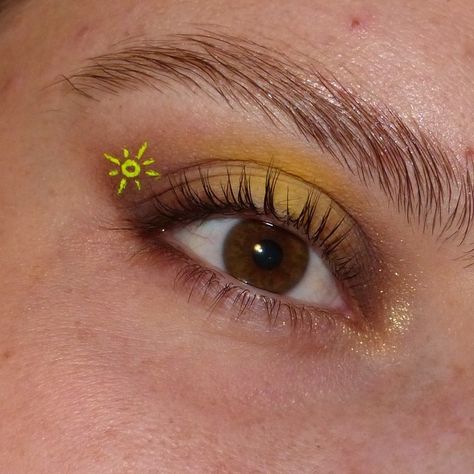 Bringing a little sunshine to fall with this look! 🌞✨ We had a couple of beautiful sunny days last week so I felt inspired to marry these last glimmers of summer’s warmth with cozy autumn vibes 💛 This brown halo eye with a pop of yellow and a sunny twist brings the best of both seasons. It’s my take on transitioning seasons, where golden rays meet the browning leaves. 🍁🌻 Why choose between summer and fall when you can have both? #FallGlow #HaloEye #AutumnSunshine #FallMakeup #SeasonBlen... Simple Yellow Makeup, Sun Makeup, Between Summer And Fall, Pop Of Yellow, Yellow Makeup, Cozy Autumn, Fall Makeup, Autumn Vibes, Autumn Cozy