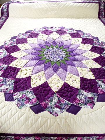 Quilt Photos and Authentic Quilt Patterns Amische Quilts, Amish Quilt, Hantverk Diy, Purple Quilts, Amish Quilts, Pretty Quilt, Barn Quilts, Patchwork Quilt, Quilting Crafts