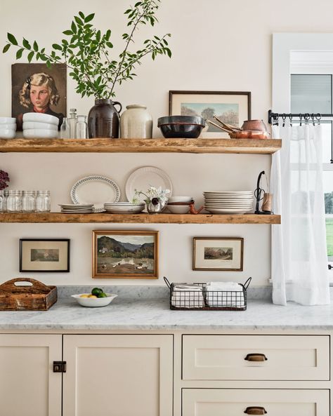 Farmhouse Open Shelving Neutral Kitchen Designs, Cabinet Trends, Kitchen Cabinet Trends, Kitchen Shelf Decor, Neutral Kitchen, Casa Country, Casa Vintage, Rustic Kitchen, Country Kitchen