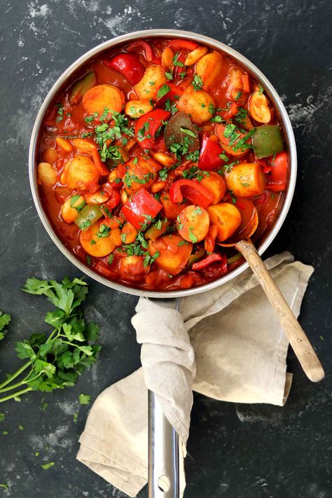 vegetarian goulash in pan Vegetarian Hungarian Goulash, Vegetable Goulash Recipes, Vegetarian Goulash Recipes, Goulash Vegetarian, Veggie Goulash Recipes, Veggie Goulash, Vegetable Goulash, Vegan Hungarian, Vegetarian Goulash