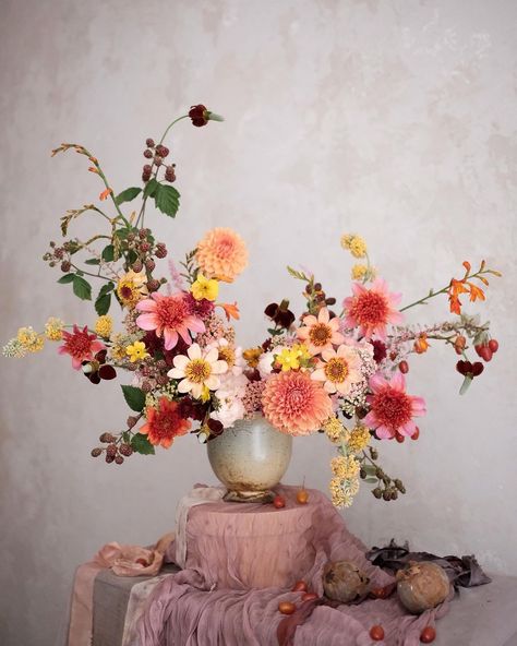 Autumn is upon us and with this beautiful season comes an endless supply of fall wedding flower inspiration. Today we are sharing the 45 prettiest arrangements to bookmark as autumn wedding inspo, floral ingredient cheat sheets and top floral designer sources around the globe! Summer Shoot, Flower Decorations Diy, Fall Floral Arrangements, Floral Studio, Floral Photography, Beltane, Deco Floral, Wedding Arrangements, Wedding Flower Arrangements