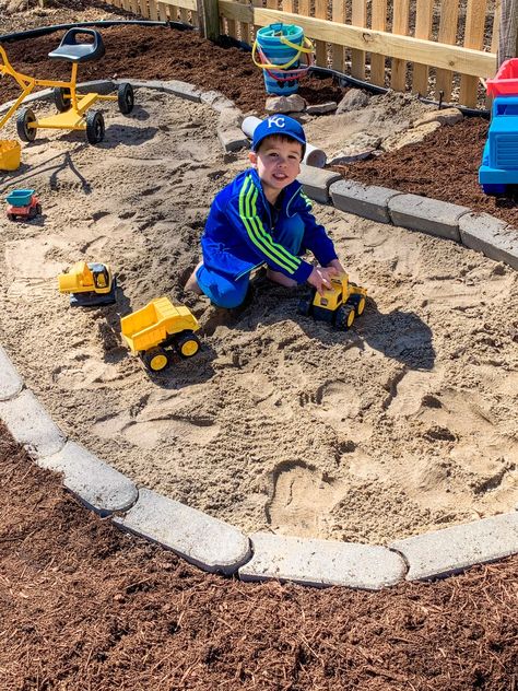 DIY Backyard Sandbox ⋆ Growing Up Kemper Large Sandbox Ideas, Sandbox Diy, Sandbox Ideas, Plastic Landscape Edging, Sandbox Cover, Backyard Sandbox, Backyard Play Spaces, Diy Sandbox, Getting Outside