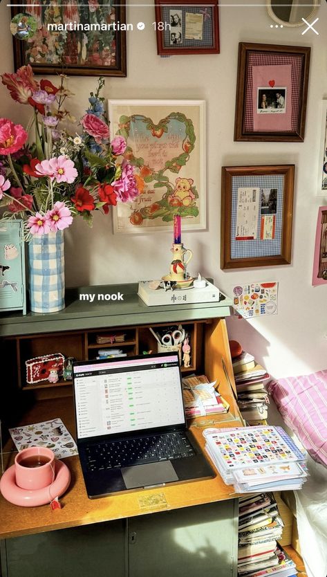 Desk In Bedroom Aesthetic, Cute Desk Aesthetic, Uni Accommodation, Corporate Clothes, Maximalism Room, Creative Studio Space, Vibrant Living Room, Colorful Desk, Dream Dorm