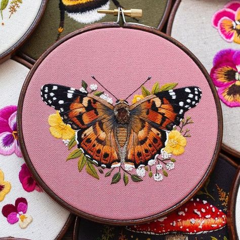 Embroidery Butterflies, Islamic Patterns, Redwork Embroidery, Hinduism Art, Hand Embroidery Projects, Butterfly Embroidery, Thread Painting, Butterfly Painting, Hand Embroidery Art