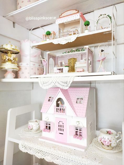 Calico Critter House Makeover, Calico Critters House Ideas, Pastel Dollhouse, Calico Critter House, Sylvanian Families House, House Cute, Pretty Vibes, Pearl Jewelry Shop, Calico Critters Families