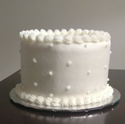 Simple white cake Plain Cake Decorating, Simple Birthday Cake White, White Birthday Cakes Elegant, Round Simple Cake, Simple Wedding Cake Piping, White Frosting Cake Decoration, Classic Birthday Cake Decoration, Pretty White Cakes, Simple Cake Designs White