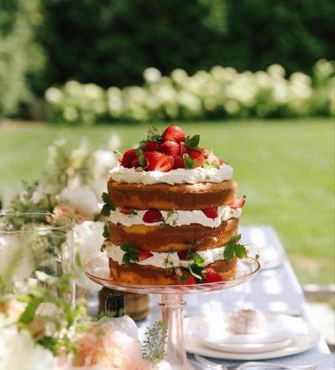 Pound Cake Wedding Cake, Strawberry Themed Wedding, Garden Party Cake Ideas, Garden Party Birthday Cake, Garden Party Wedding Cake, Cottage Core Birthday Cake, Cottage Core Bridal Shower Ideas, Simple Cake Table, Spring Birthday Cakes