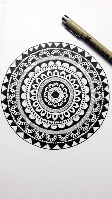 Easy Circle Mandala Art, Mandela Art Circle, Simple Mandala Design Easy, Mandela Art Easy Mandala Design, Mandala Sketch Simple, Rangoli Designs Drawing, Round Mandala Design, Circle Mandala Design, Mandala Procreate