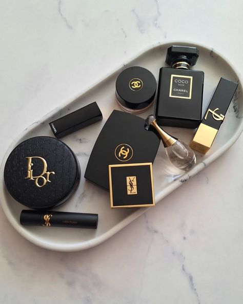 Expensive Makeup Aesthetic, Rich Luxury Lifestyle, Luxurious Makeup, Expensive Makeup, Rich Luxury, Brunette Makeup, Black Skin Care, Body Makeup, Luxury Makeup