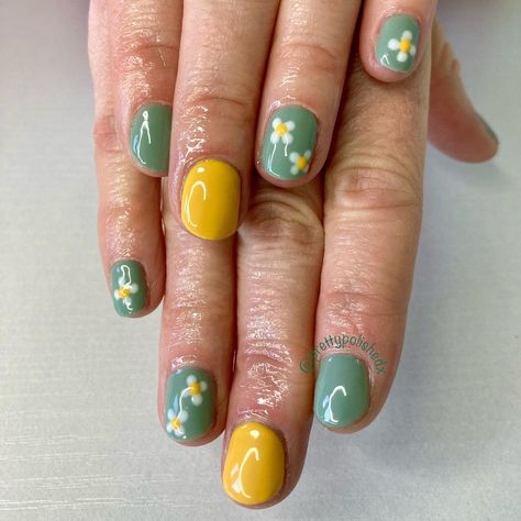 Cute design,Sage Green and Parisian with cute daises added Short Green And Yellow Nails, Green And Yellow Nail Art, Yellow Green Nails Design, Spring Daisy, Yellow Nail Art, Yellow Nails Design, Dark Green Nails, Green Nail Designs, Daisy Nails