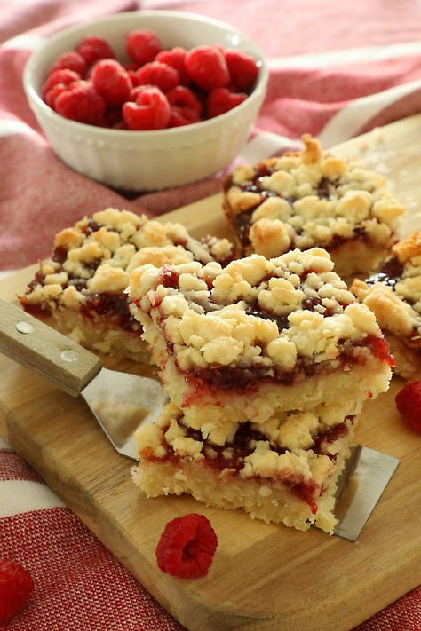 The easiest raspberry crumble bars made with raspberry jam, shredded coconut, and buttery shortbread dough. Raspberry Shortbread Bars, Raspberry Crumb Bars, Raspberry Recipes Dessert, Raspberry Crumble Bars, Lemon Raspberry Muffins, Streusel Bars, Blueberry Crumble Bars, Raspberry Crumble, Raspberry Bars