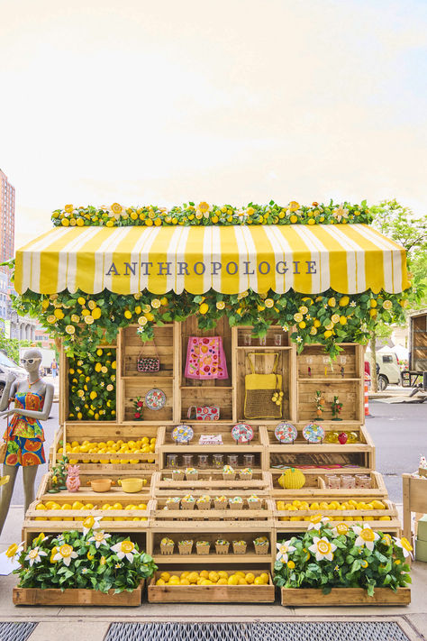 Colourful Market Stall, Italian Market Aesthetic, Farmers Market Set Up Booth Displays, Street Market Design, Fruit Stand Ideas, Fruit Exhibition, Strawberry Display, Cute Farmers Market, Lemon Stand