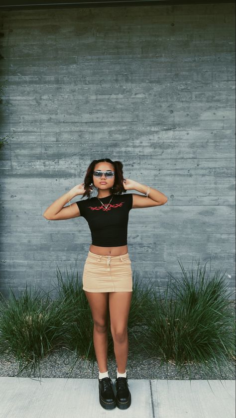 Poses With Mini Skirt, Doc Martens And Mini Skirt, Black Mini Skirt With Graphic Tee, Mini Skirt Poses Photo Ideas, Doc Martens Mini Skirt, Leather Mini Skirt Graphic Tee, Miniskirt Outfits, Concert Fits, Doc Martens