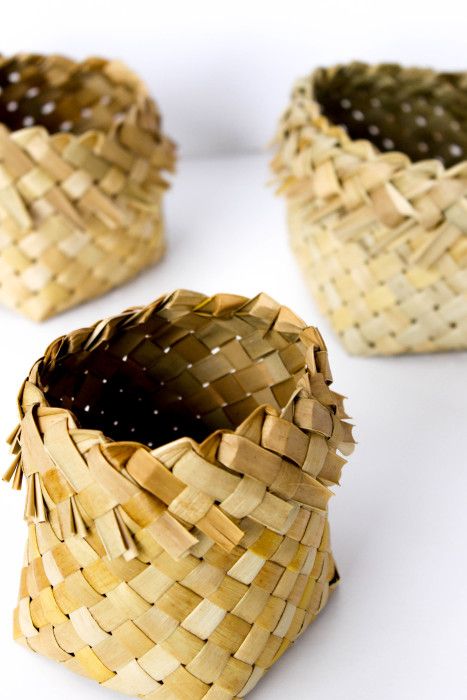 kono-flax basket by Birgit Moffatt Flax Basket, Harakeke Weaving, Weaving Workshop, Flax Weaving, Leaf Projects, Diy Rope Basket, Basket Weaving Diy, Coconut Leaves, Basket Weaving Patterns