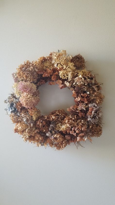 Dried Hydrangeas Christmas Decor Ideas, Diy Dried Flower Wreath, Dried Hydrangea Wreath, Hydrangea Wreath Diy, Lady Lair, Dried Wreath, Dried Hydrangeas, Dried Flower Wreaths, Flowers Ideas