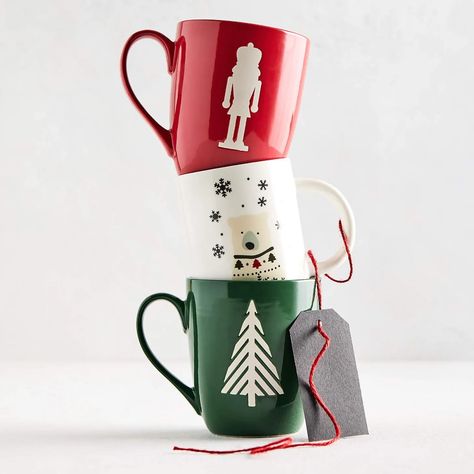 31 Christmas Mugs For the Season - Green Wedding Shoes Diy Christmas Mugs, Cups For Coffee, Taylor Swift Christmas, Holiday Monogram, Holiday Cards Handmade, Bear Mug, Friends Holiday, Christmas Hot Chocolate, Snowman Mugs