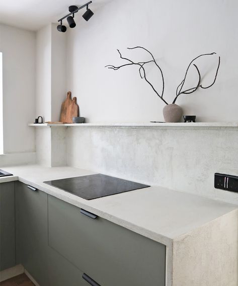 How to microcement kitchen worktops: A seriously cool upgrade | Real Homes Microcement Kitchen Countertops, Cement Top Kitchen, Grey Cement Countertops Kitchen, Kitchen Worktop Extension Ideas, Cement Worktop Kitchen, Diy White Kitchen Countertops, Micro Concrete Countertops, Concrete Kitchen Worktop, Micro Cement Kitchen Worktop