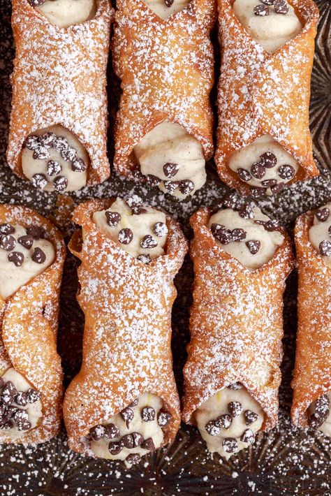 Chocolate Shell Desserts, Cannoli Nachos, Mini Canoli, Cannoli Aesthetic, Chocolate Cannoli Recipe, Cannoli Italy, Christmas Cannoli, Cannoli Shell Recipe, Mini Cannolis