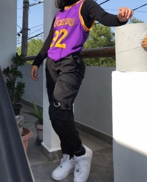 Purple and black outfit inspo for aesthetic look for teens Outfits Streetwear Mujer, Afro Outfits, Simple Clean Aesthetic, Basketball Jersey Outfit, Clean Outfit, Jersey Outfits, Purple Streetwear, Looks Hip Hop, Estilo Hipster