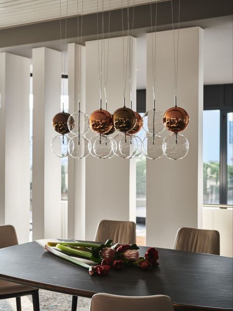 Transform your space into a unique haven filled with personality! ✨ This dynamic composition of delicate globes suspended in mid-air brings a touch of elegance to any room. With customizable glass lampshades, you can perfectly match your decor's colors and tones. Ready to create a space you'll love? Visit www.the-design.gallery for more design inspiration! Clear Glass Chandelier, Globe Lighting, Copper Pendant Lamp, Globe Lamp, Bronze Ceiling, Deco Lighting, Globe Art, Dynamic Composition, Modern Ceiling Lamps