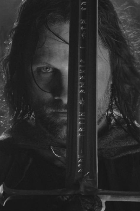 Lotr Wallpapers Aragorn, Aragorn Opening Door, Aragorn Wallpaper Aesthetic, Aragorn Wallpaper Iphone, Lotr Wallpaper Aesthetic, Aragon Lotr, Aragorn Tattoo, Aragorn Elessar, Aragorn Wallpaper