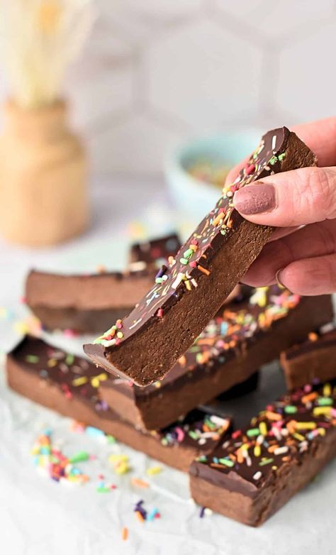 These Brownie Protein Bars are easy to make in under 20 minutes with wholesome ingredients and packed with 12g of protein. Protein Powder Bars, Protein Bars No Protein Powder, Best Homemade Protein Bars, Baked Protein Bars With Protein Powder, All Natural Protein Bars, Diy Protein Bars, Protein Bars Store Bought, Chocolate Protein Bars, Best Protein Bars