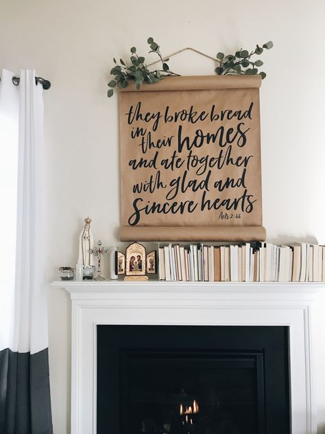 Faith Based Home Decor, Faith Decor Ideas, Christian Home Decor Ideas, Christian Apartment Decor, Christian Living Room Decor, Christian Home Aesthetic, Church Office Decor, Diy Scripture Wall Art, Prayer Corner Ideas Bedrooms Christian