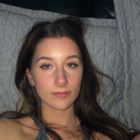 @_soph.cw late night selfies Laying In Bed Selfie, In Bed Selfie, Late Night Selfie, Bed Selfie, Laying In Bed, Pic Ideas, Late Night, Selfies, Bed