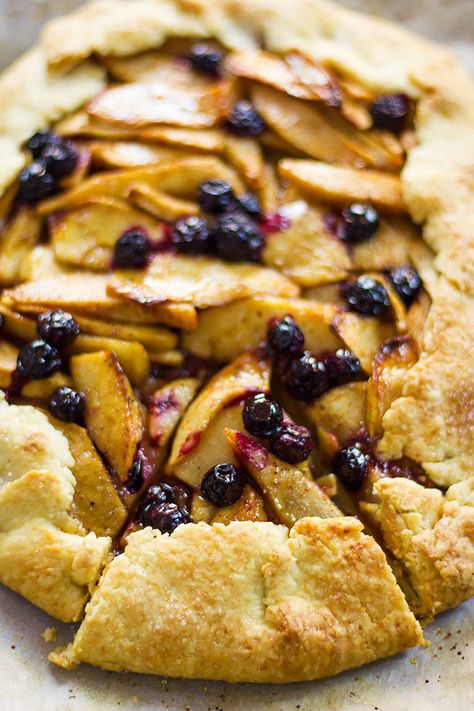 Pear And Apple Recipes, Pear And Blueberry Recipes, Apple And Pear Recipes, Autumn Tarts, Apple Pear Galette Recipe, Mini Pear Galette, Pear Gallette Recipe, Apple Pear Galette, Apple And Pear Galette