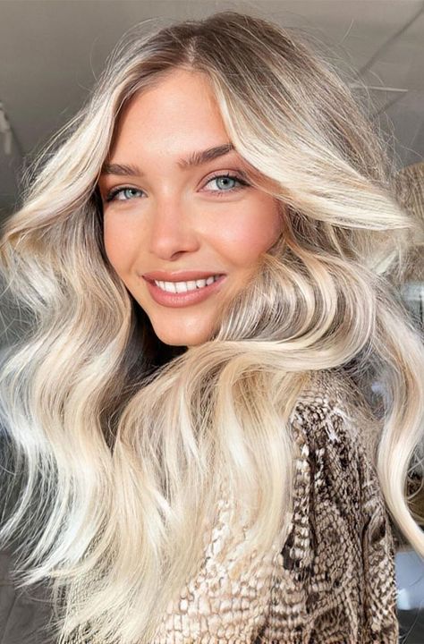 5. Soft natural root with bright blonde ends. Once holiday season over, you might want to revamp you hair and try a new hair... Cute Blonde Hair, Butter Blonde, Brown Hair Dye, Blonde Roots, Blonde Hair Inspiration, Bright Blonde, Blonde Hair Looks, Fresh Hair, Winter Hair Color