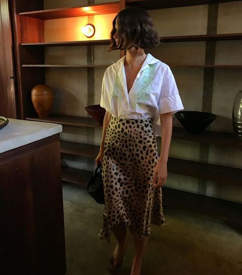 Daily Dress Me, White Linen Blouse, Style Désinvolte Chic, Chique Outfits, Leopard Print Skirt, Leopard Skirt, Estilo Chic, Looks Street Style, Travel Kit