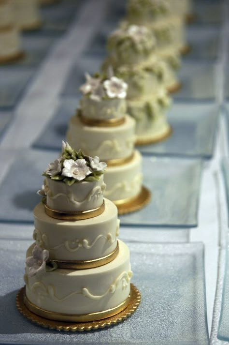 mini cakes - Very Nice!!! Individual cakes for each guest to enjoy Food Wedding Favors, Mini Wedding Cakes, Mini Torte, Individual Cakes, Miniature Cake, White Wedding Cakes, Mini Wedding, Little Cakes, Gorgeous Cakes