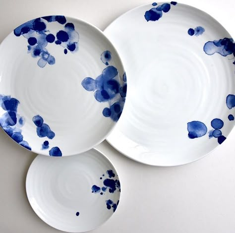 Indigo Decor, Ceramic Plates Designs, Dinnerware Inspiration, Salad Bowls Ceramic, Ceramic Cutlery, Painted Ceramic Plates, Diy Pottery Painting, Pottery Painting Designs, Cerámica Ideas