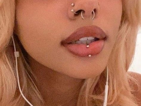 Labret Piercing Ring Aesthetic, Underlip Peircings, Face Peircing Ideas, Lip Peircings Middle, Verticle Labret Lip Piercing Aesthetic, Lip Percinings, Cute Lip Piercings, Piercings Aesthetic Face, Piercings Ideas Face