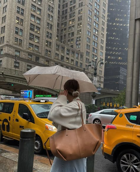 Working In The City Aesthetic, City Girl Aesthetic Day, Light Downtown Girl Aesthetic, Introvert Life Aesthetic, Face Claim Brunette, Nyc Rainy Day, City Girl Life, Gracie Abrams Aesthetic, Nyc Girl Aesthetic