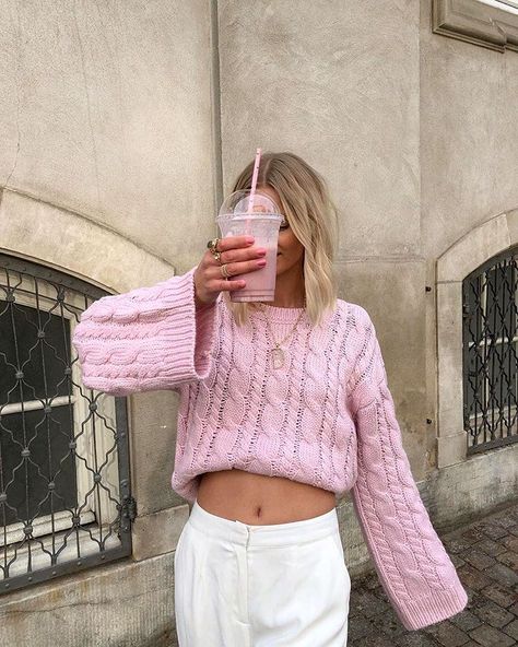 Cable Knit Sweater Outfit Aesthetic, Pink Cable Knit Sweater Outfit, Knit Sweater Outfit Aesthetic, Cable Knit Sweater Outfit, Pastel Clothing, Outfit Rosa, Trending Aesthetic, Outfits Trending, Knit Sweater Outfit