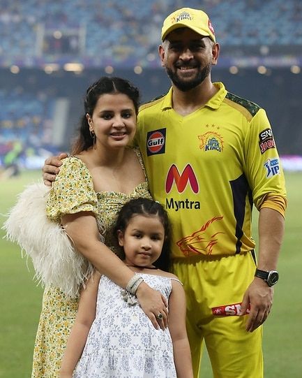 WhistlePoduArmy® CSK Fan Club on Instagram: “Champion family 🥳💛 #WhistlePodu #Yellove #CSK” Dhoni And Sakshi, Mumbai Indians Ipl, Cricket Books, Dhoni Quotes, Dhoni Photos, Ms Dhoni Wallpapers, India Cricket Team, India Cricket, Ms Dhoni Photos