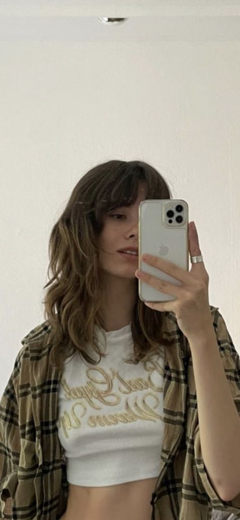 70s It Girl Hair, Medium Shag Haircuts Wavy Hair, Granola Girl Haircut, Edgy Shag Haircuts Choppy Layers, 70s Inspired Haircut, Artsy Haircut, Artsy Hairstyle, Shag Haircut Without Bangs, Girls Haircuts Medium