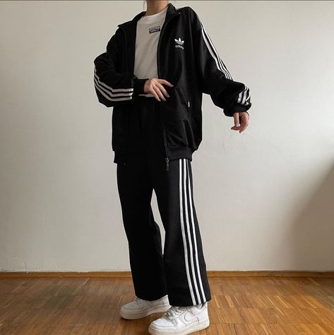 Andegraund Style, Looks Adidas, Mode Chanel, Baggy Clothes, Tomboy Style Outfits, Adidas Outfit, Easy Trendy Outfits, Track Suit, Sporty Outfits