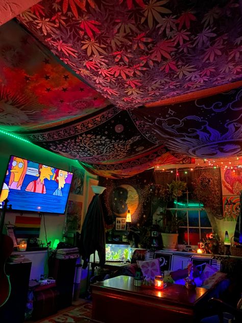 Alternative Living Room Ideas Small Spaces, Cozy Trippy Bedroom, Room Inspo Trippy, Trippy Living Room Ideas Apartment, Trippy Dorm Room Ideas, Trippy House Aesthetic, Rave Room Aesthetic, Trippy Apartment Decor, Psycadelic Room Aesthetic