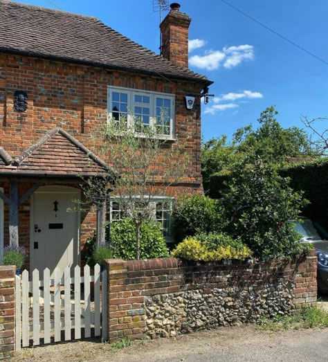 English Country Cottage Interiors, Small English Cottage, Old English House, Old English Cottage, Country Cottage Interiors, British Cottage, English Country Cottages, Brick Cottage, English Country Cottage