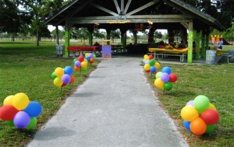 Stake balloons into the ground for an outdoor party Birthday Party At The Park, Park Party Decorations, Picnic Dessert, Party At The Park, Wedding Outdoors, Birthday Party At Park, Roblox Birthday, Picnic Birthday Party, Park Picnic